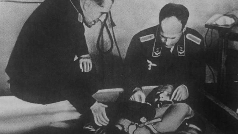 Немецкий профессор медицины Эрнст Хольцлёнер и его ассистент Зигмунд Рашер проводят эксперимент по воздействию низких температур на человека в концлагере Дахау
