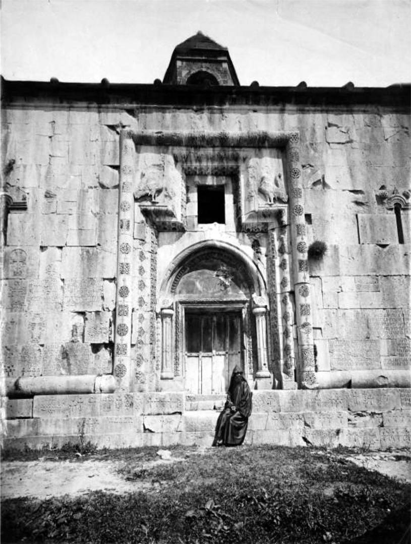 Гандзасарский монастырь. Деталь с барельефами и армянскими надписями 