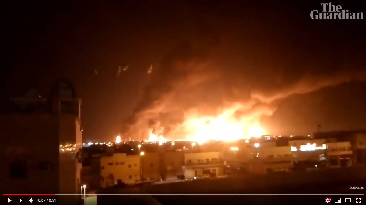 Пожар на нефтеперерабатывающем заводе Саудовской Аравии после атаки