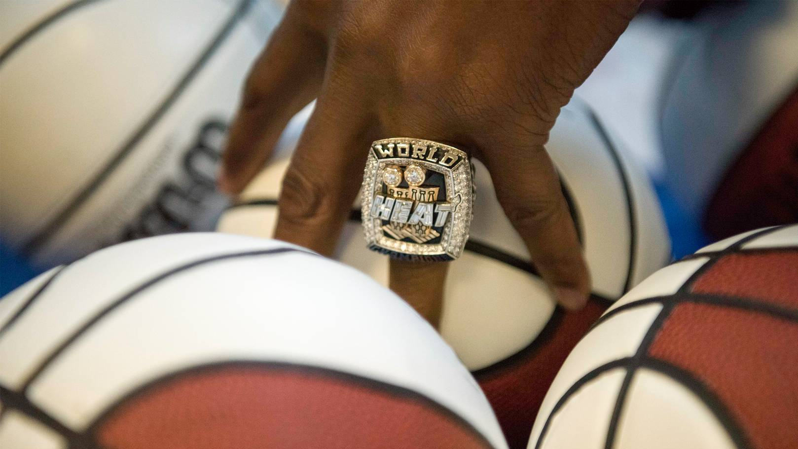 Перстень с символикой клуба НБА «Майами Хит»