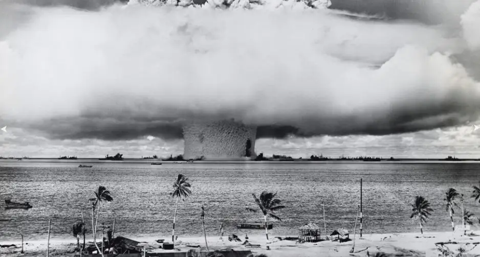 Ядерный взрыв в окаене во время испытания американской атомной бомбы