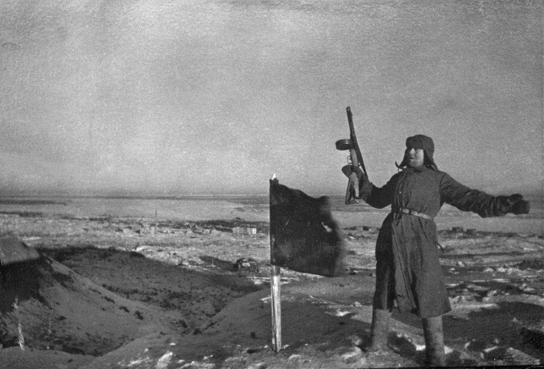 Водружение красного флага на вершине водонапорных баков на Мамаевом кургане. 1943