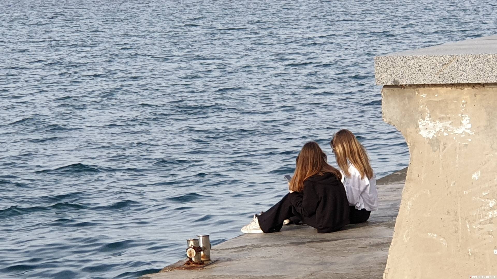 Девушки смотрят на море 