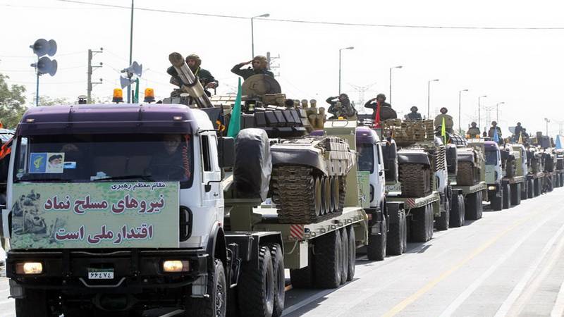 Иран, парад танковых транспортеров КСИР