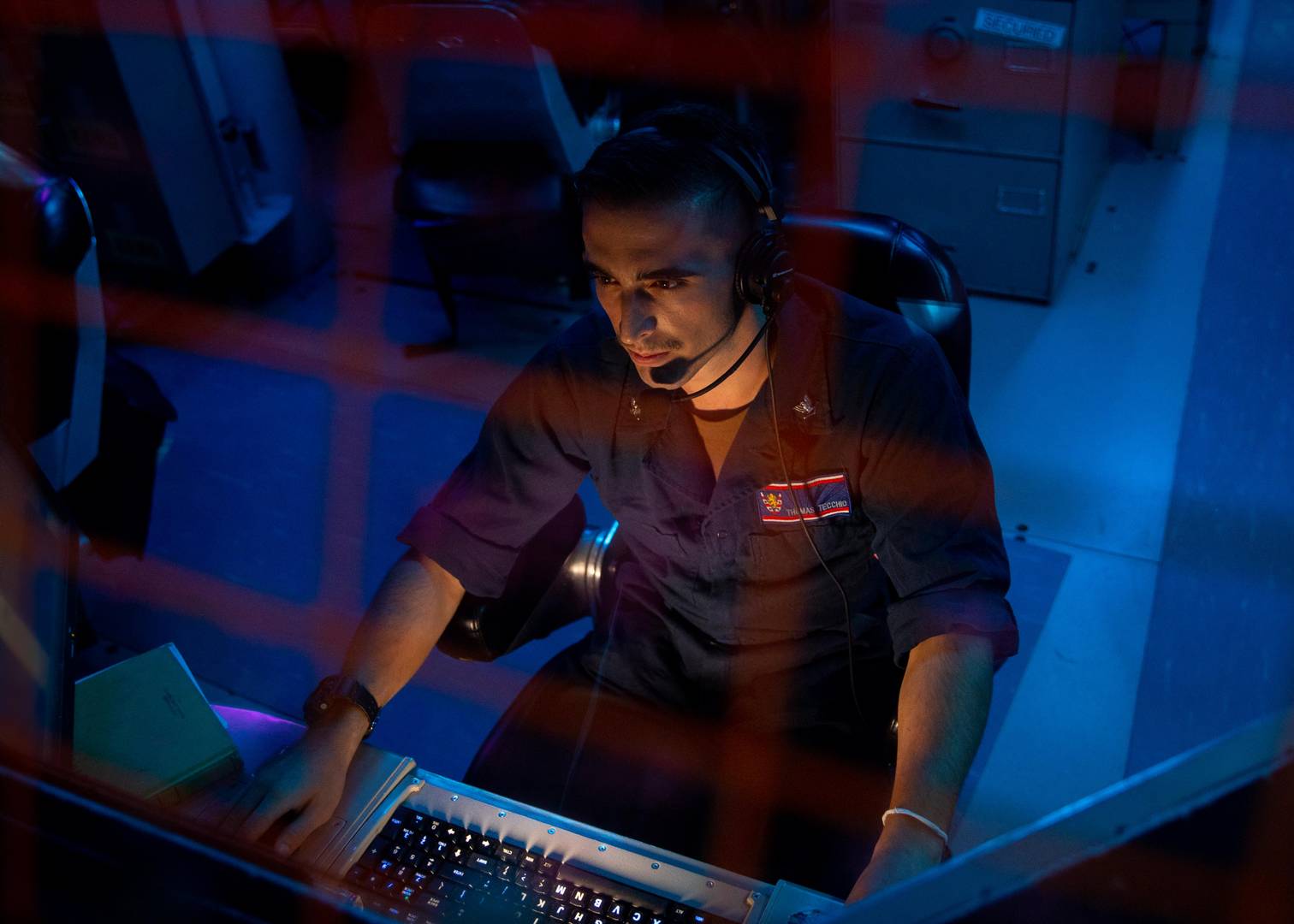 Американский военнослужащий несет вахту на станции воздушного радиослежения, вручную выполняя функции искусственного интеллекта
