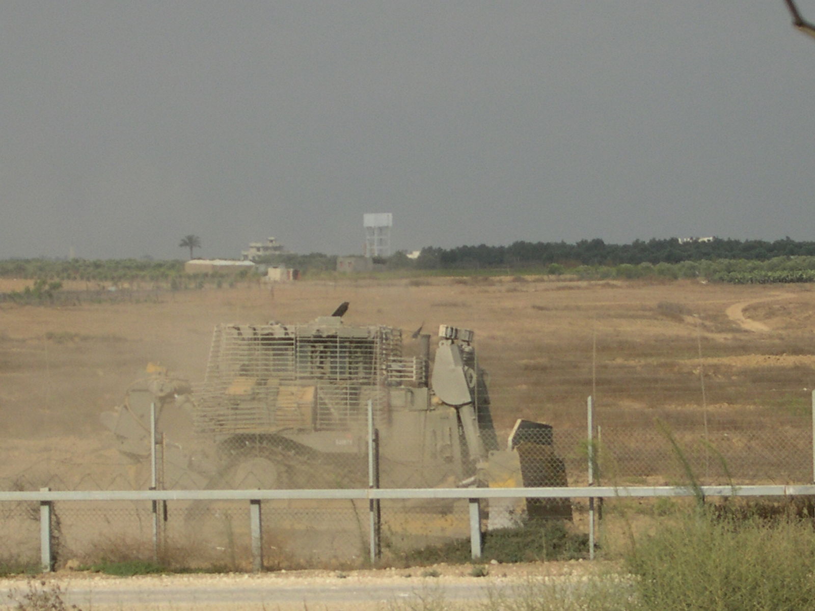 Израильский военный бульдозер на границе
