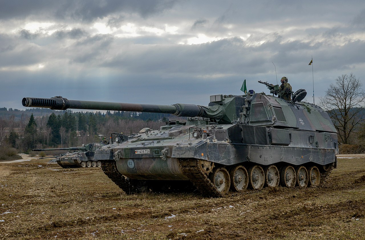PzH 2000 10-й танковой дивизии ФРГ на полигоне Графенвёр.