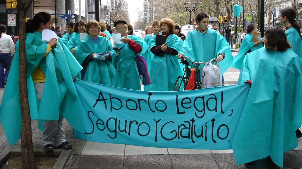 Демонстраты, призывающие к легализации абортов