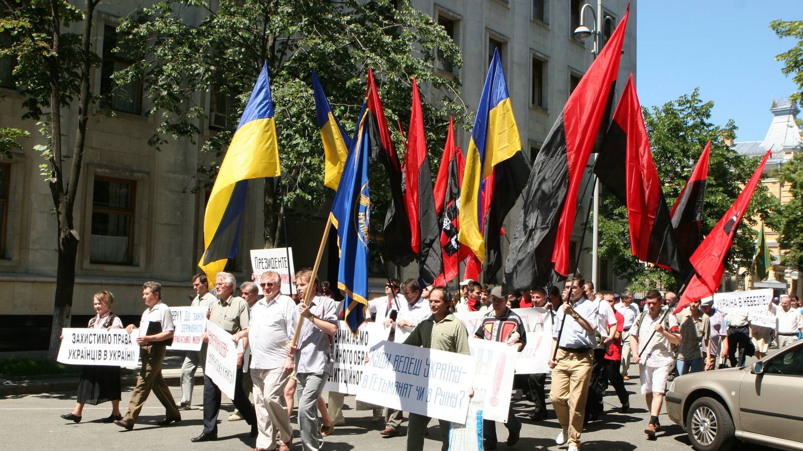 Акция украинских националистов с бандеровскими (красно-чёрными) флагами в поддержку украинского языка. 2006 год