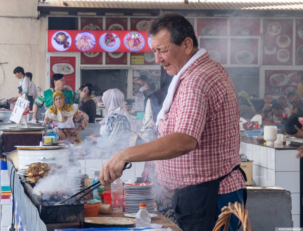 Приготовление шашлыков на базаре Чор-су в Ташкенте