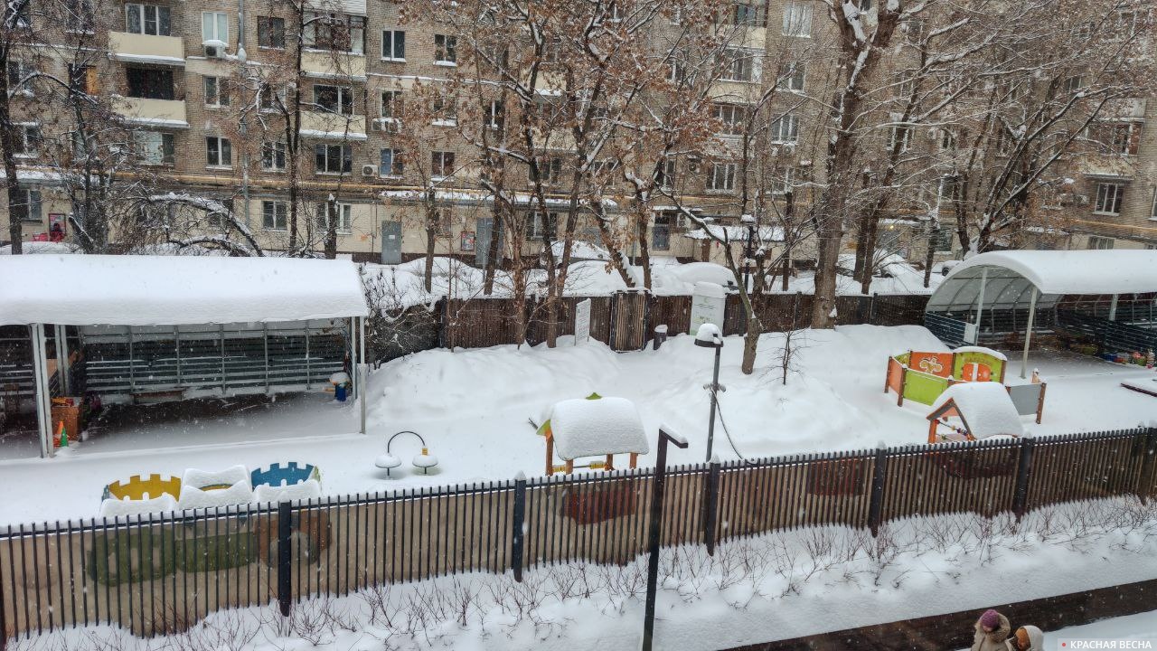 Москва днем 27 января. Площадка возле детского садика