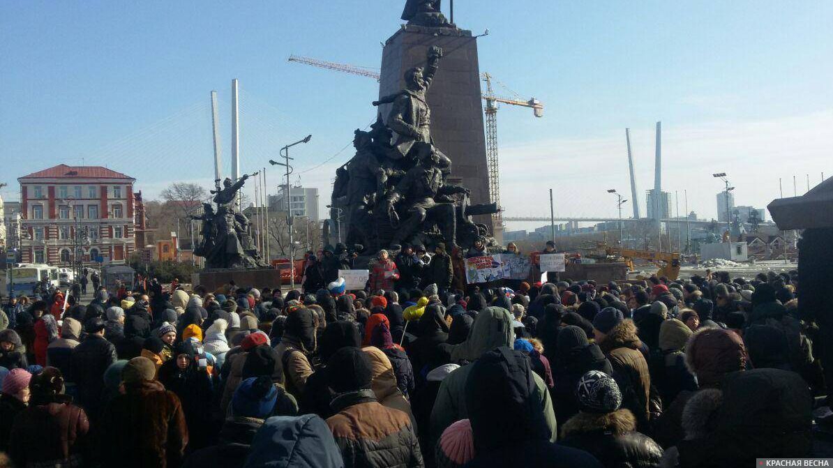 Несогласованный пикет сторонников Навального во Владивостоке