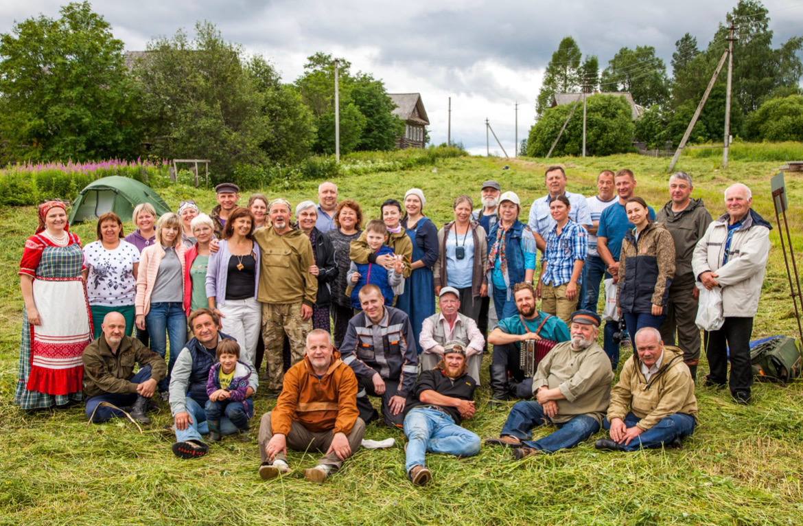 Сенокос в деревне Тимониха Харовского района, на родине писателя Василия Белова (Валерий Татаров сидит второй слева с ребенком)