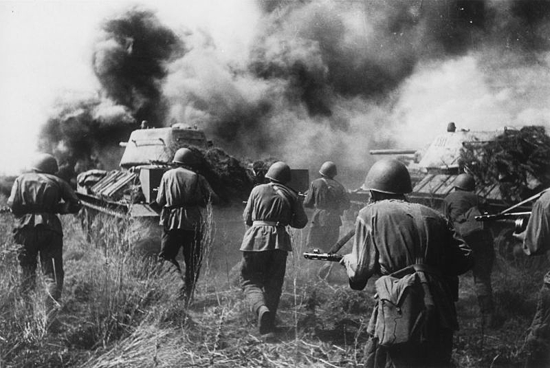 Советские танки и пехота атакуют. Курская дуга, лето 1943 года