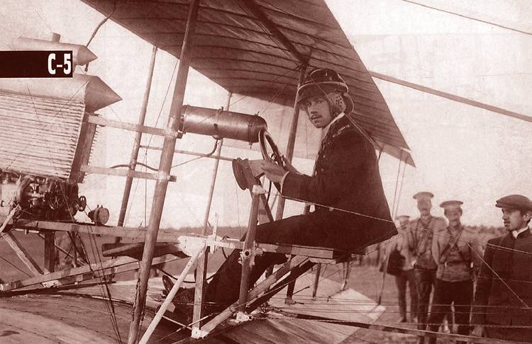 Игорь Сикорский на испытаниях своего самолета