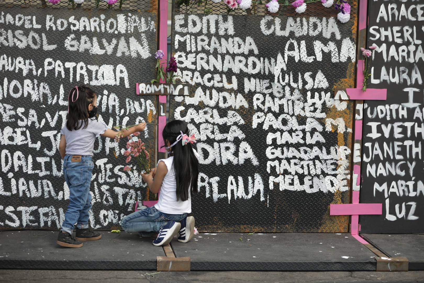 Мексиканские дети, принимающие участие в формировании стены