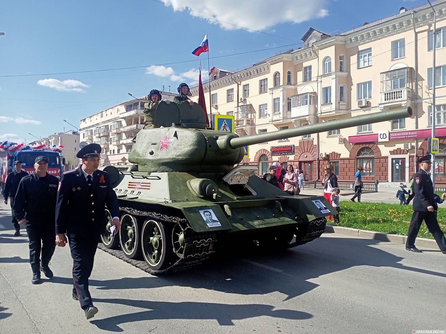Т-34 на параде в Дзержинском районе Нижнего Тагила