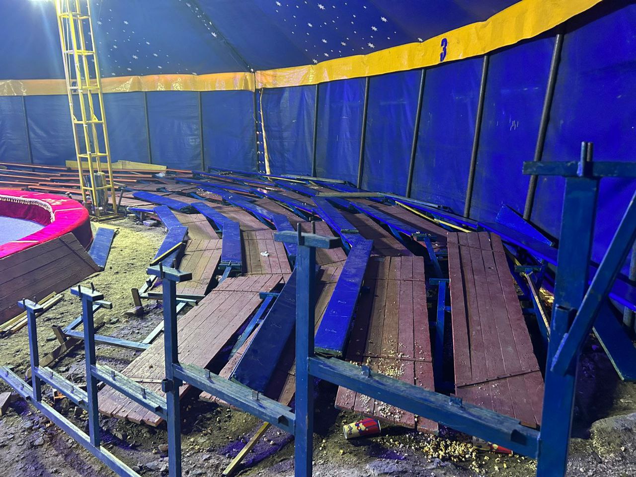 Обрушенная трибуна в передвижном цирке «Малибу»