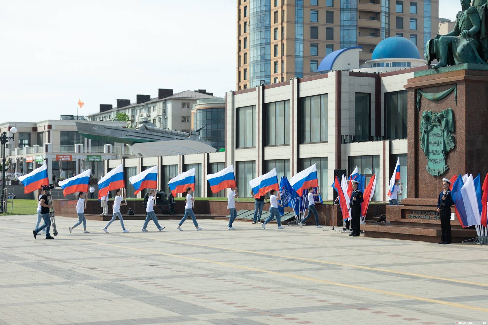 Торжественный проход с флагами России