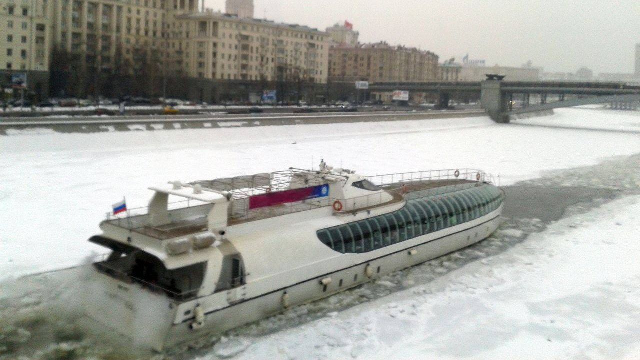 Прогулочный дизельный ледокол на реке Москва