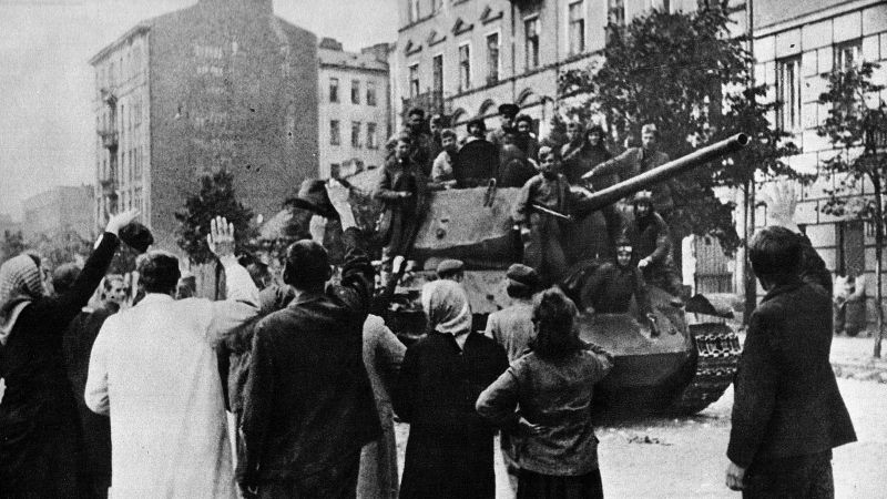 Жители польской Праги (пригород Варшавы) приветствуют советский танк Т-34-85 и бойцов танкового десанта