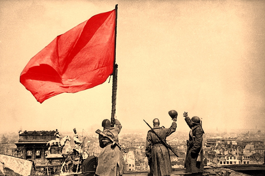 Красное знамя установленное на крыше Рейхстага, на фронтоне главного входа в здание. 2 мая 1945