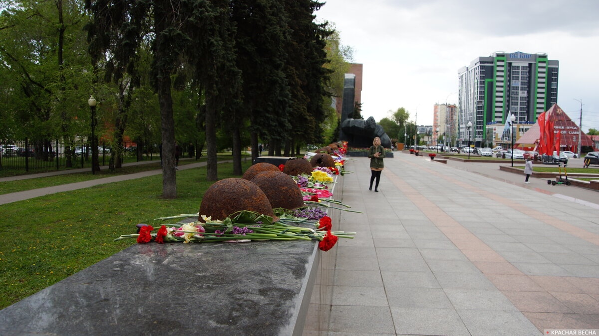 Возложение цветов продолжалось и 10 мая, Мемориальный комплекс 