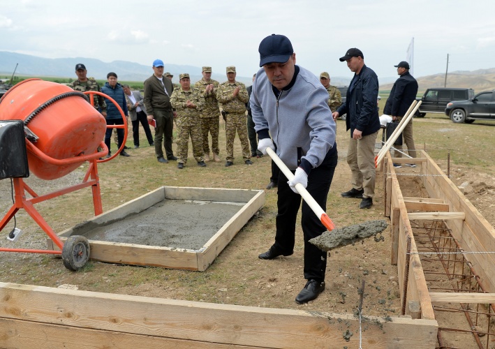 Президент Киргизии Садыр Жапаров закладывает капсулу военного городка в Лейлекском районе Баткенской области Киргизии
