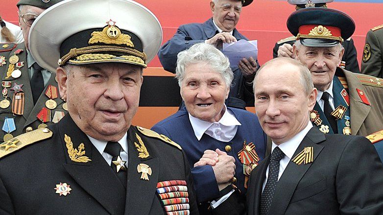Адмирал Сорокин (слева) и Владимир Путин