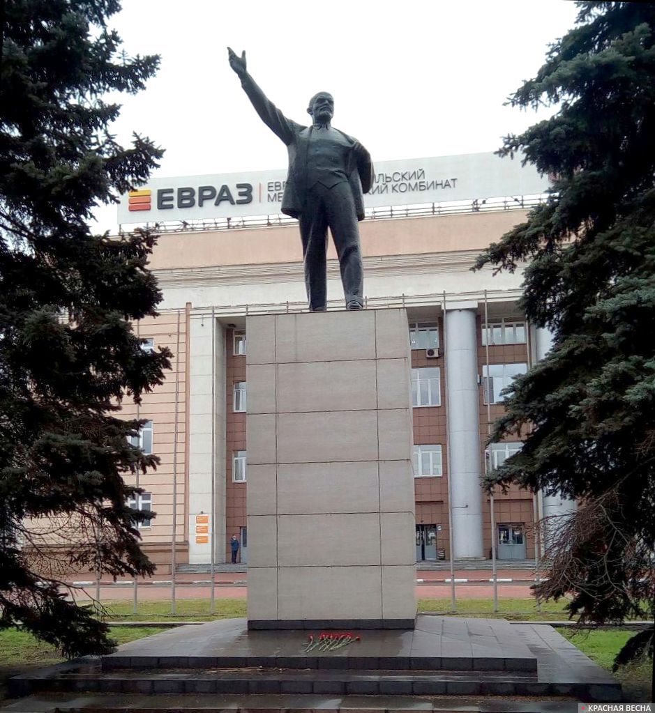 Памятник Ленину у проходной ЕВРАЗ НТМК. Нижний Тагил