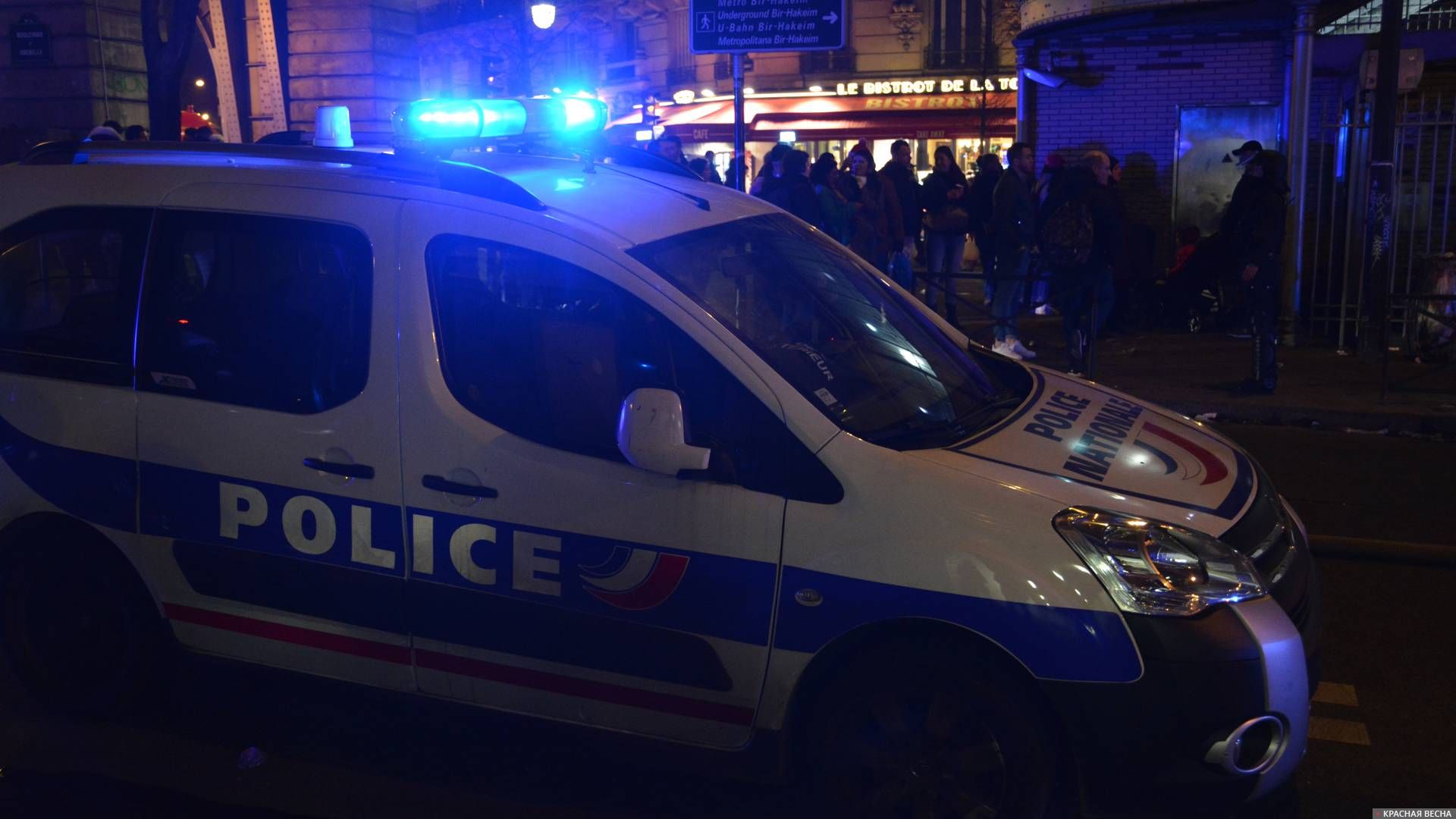 Полицейская машина на дежурстве Париж.