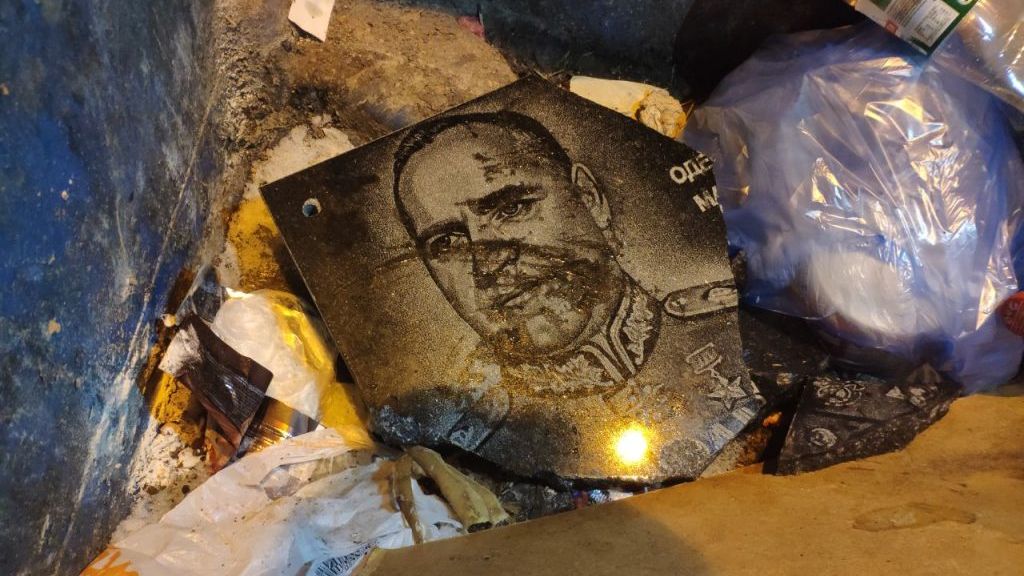 Мемориальная доска маршалу Жукову в мусорном контейнере