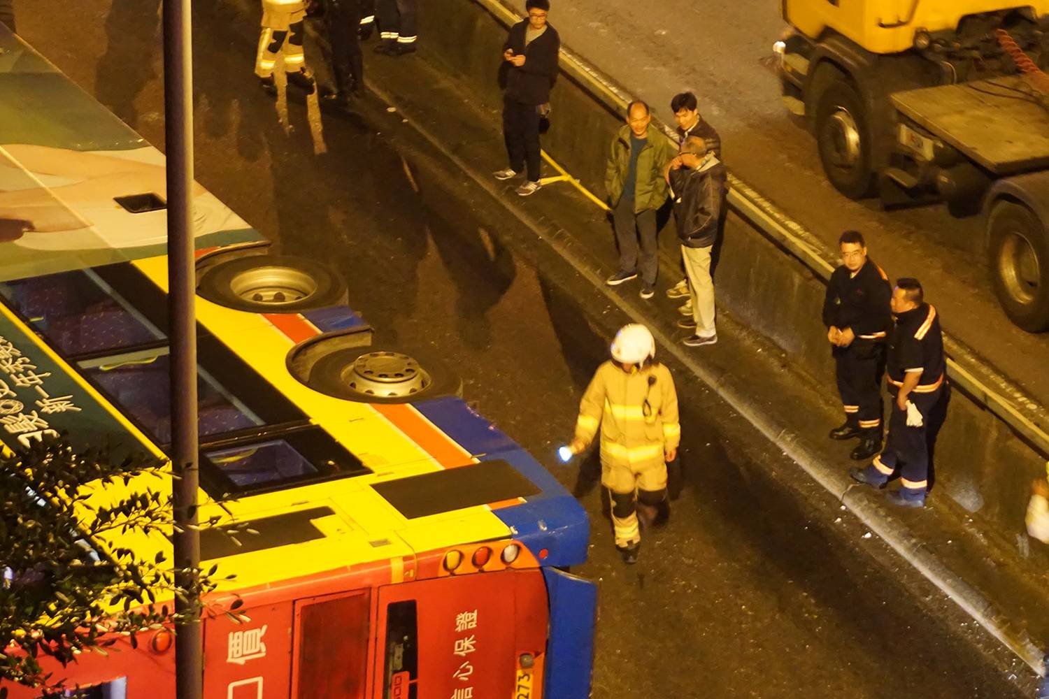 Перевернутый автобус (архивное фото)