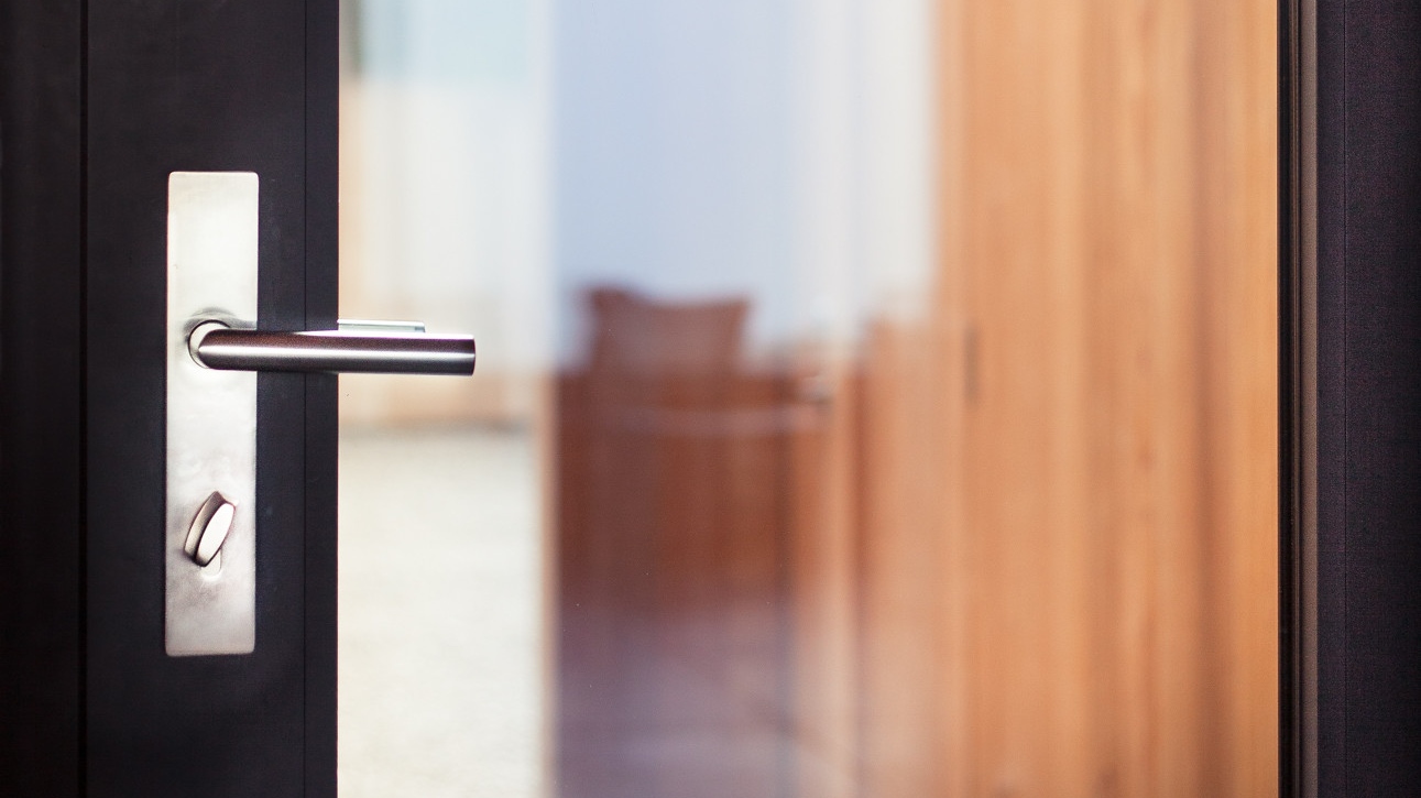 Школьница получила рваную рану от дверной ручки в школе под ...