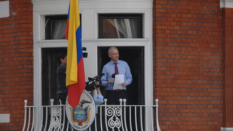 Джулиан Ассанж на балконе Эквадорского посольства.Лондон
