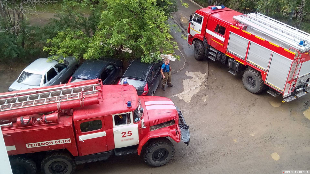 Припаркованные машины в Москве не дали пожарным вовремя проехать к месту ЧП  | ИА Красная Весна