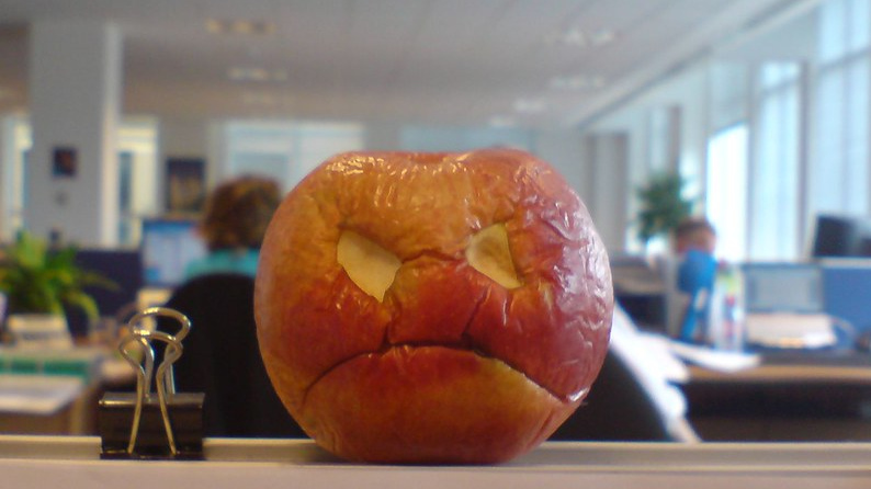 «Недовольное» яблоко