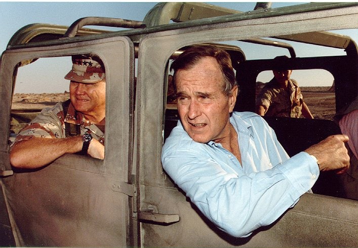 Генерал Норман Шварцкопф — младший и президент США Джордж Буш — старший