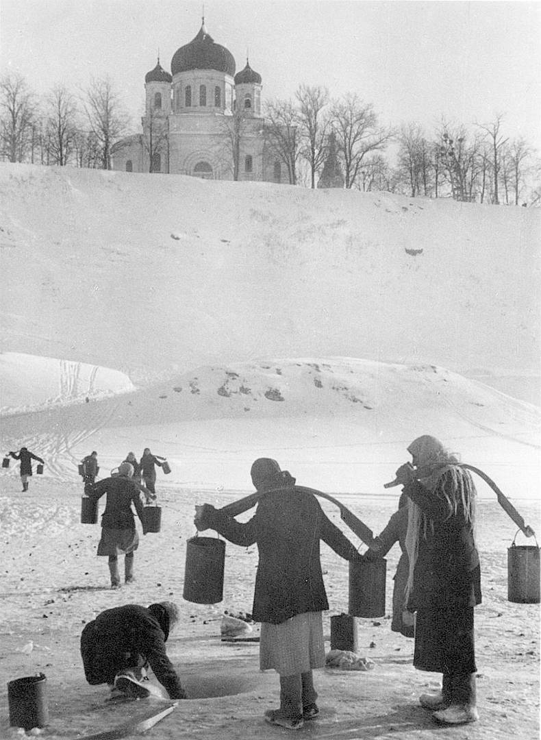 Женщины набирают воду из Волги в оккупированном Ржеве. 1942
