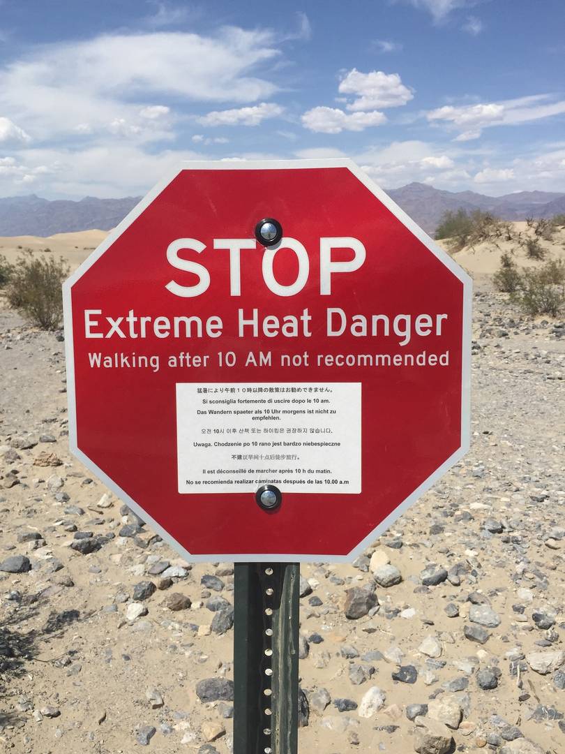 Долина Смерти. Надпись «Опасность экстремальной жары. Прогулки после 10 утра не рекомендованы»