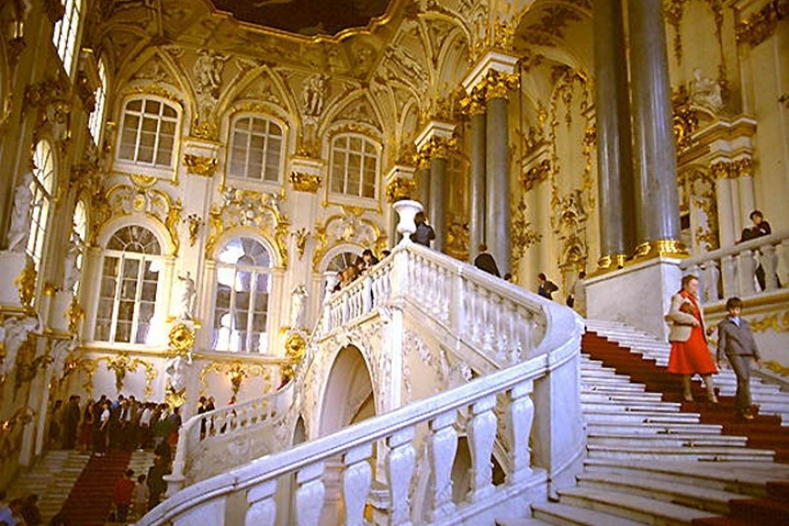 Что сейчас находится в зимнем дворце. Иорданская лестница зимнего дворца. Иорданская лестница Эрмитажа. Зимний дворец Санкт-Петербург парадная лестница. Парадная лестница Эрмитажа в Санкт-Петербурге.