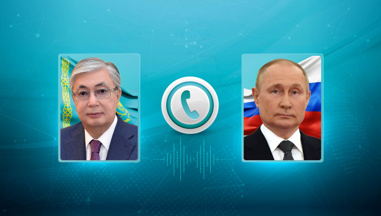 Президент РФ Владимир Путин (справа) и президент Казхстана Касым-Жомарт Токаев