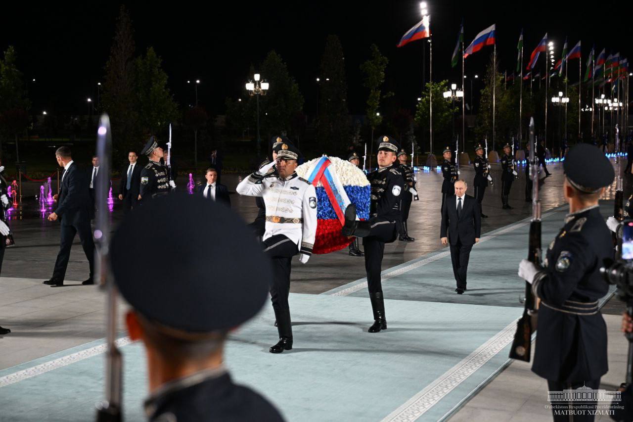 Путин возлагает венок к Монументу независимости Узбекистана