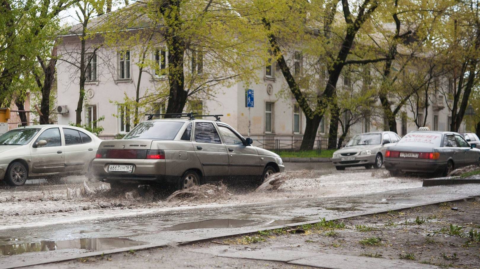 Потоп наводнение на дороге