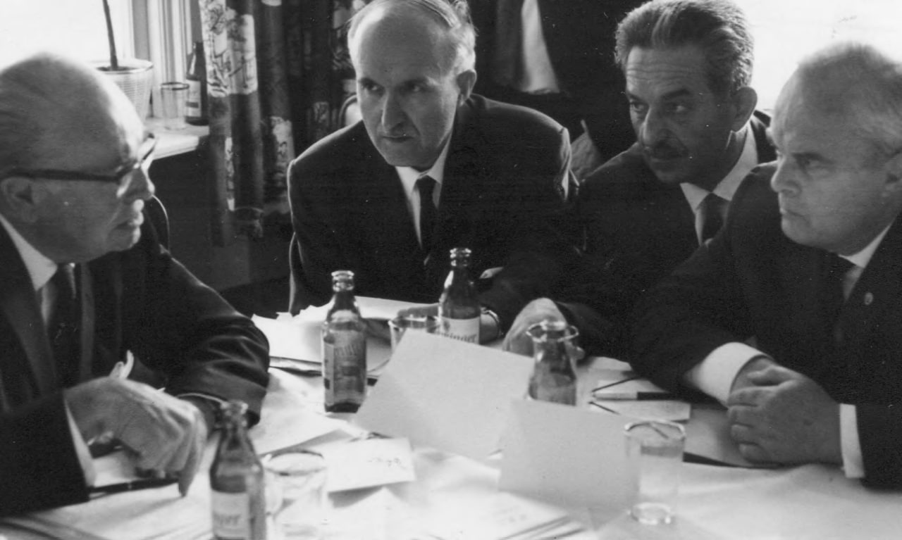 На первой конференции Европейского совета свободы. Ярослав Стецько (второй слева) и Теодор Оберлендер (крайний справа). Мюнхен. 1967