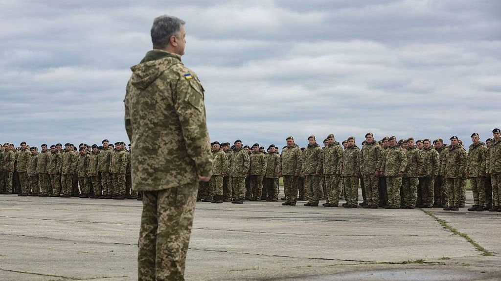 Пётр Порошенко перед украинскими военными