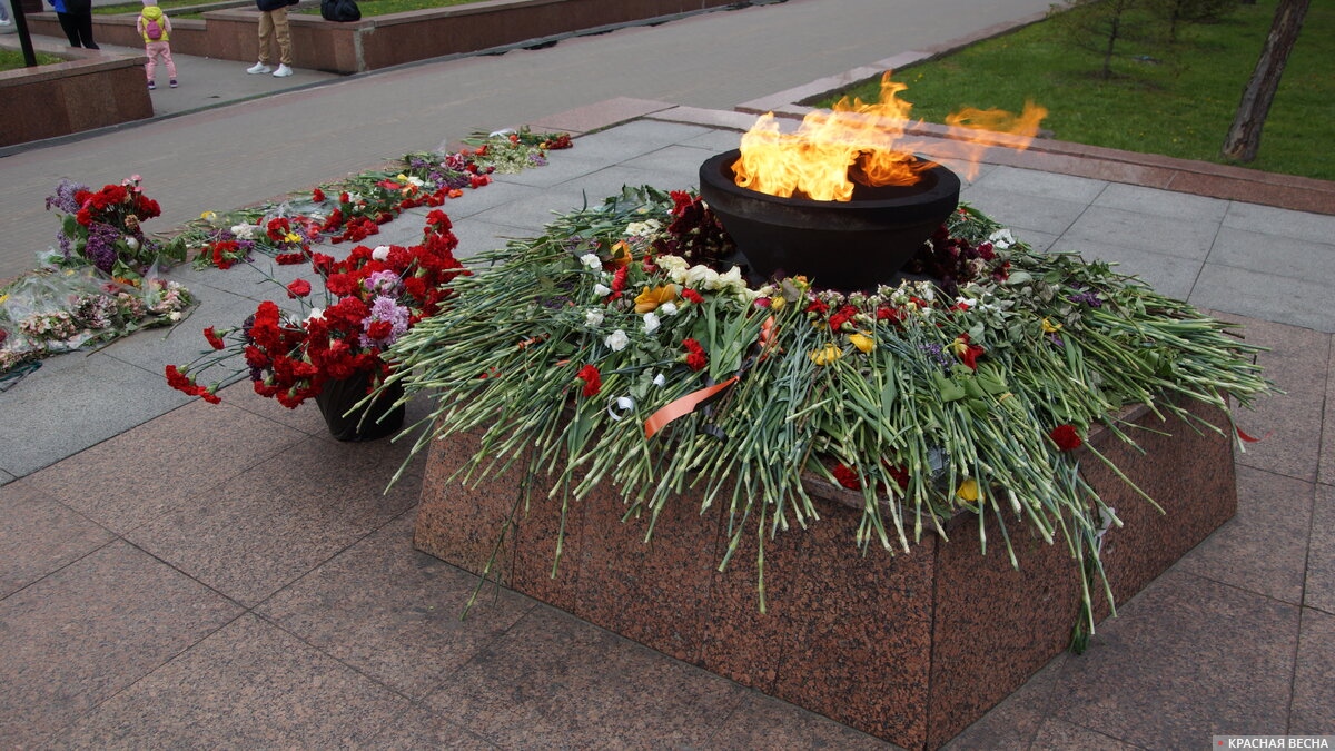 Цветы и Вечный огонь, Мемориальный комплекс 
