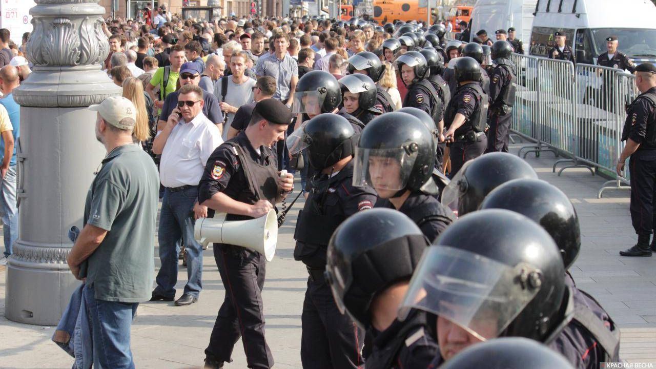 Полиция освобождает тротуар.