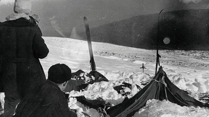 Палатка группы Дятлова, частично раскопанная от снега.