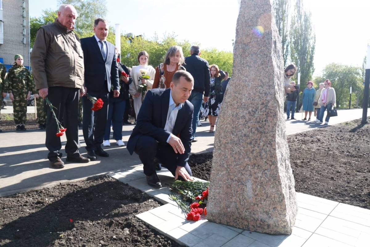 Возле памятника героям спецоперации в Шадринске. 27 мая 2022 года